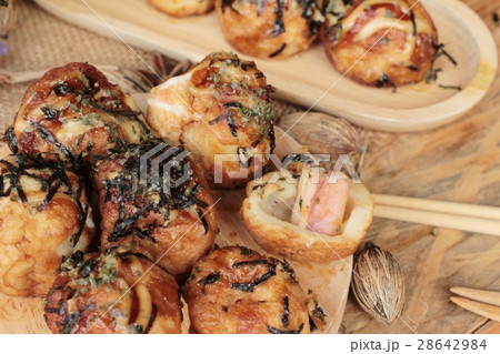 Takoyaki fried balls with sauce 28642984