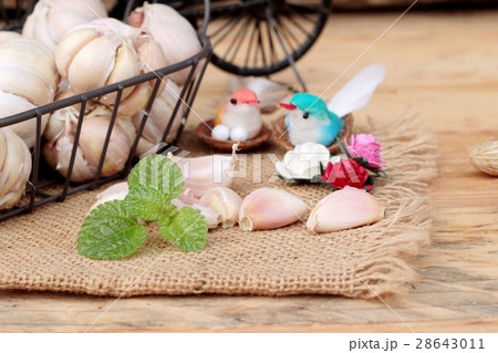 Raw garlic has health benefits on wood background. 28643011