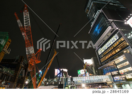 渋谷 ヒカリエ 夜景 風景 ランドマーク 観光地 駅前の写真素材