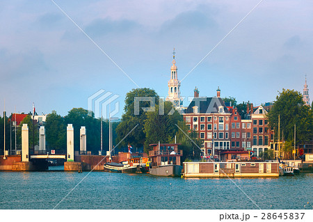 Amsterdam canal with dutch houses Amsterdam canal with dutch houses 28645837