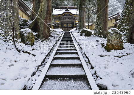 福井県 雪の永平寺の写真素材