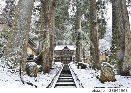 福井県 雪の永平寺の写真素材