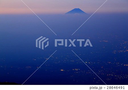 八ヶ岳連峰・編笠山から見る未明の富士山 28646491