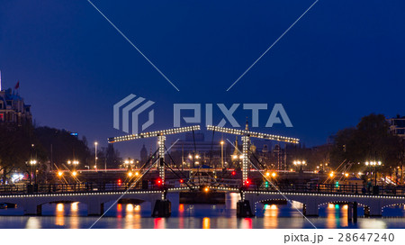 オランダ アムステルダム架かるマヘレの跳ね橋 夜景の写真素材