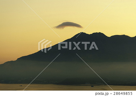 巨大噴火がつくった鹿児島の象徴シンボル雄大な曙の桜島と美しい稜線に浮かぶ眉毛のような可愛い雲 28649855