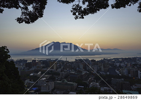 巨大噴火がつくった鹿児島の象徴シンボル雄大な桜島と美しい錦江湾の彼者誰かわたれ朝景 28649869