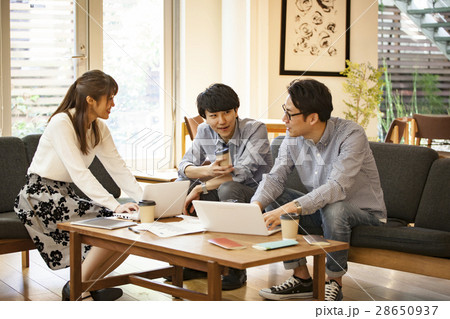 オフィスカジュアル打ち合わせイメージ 28650937