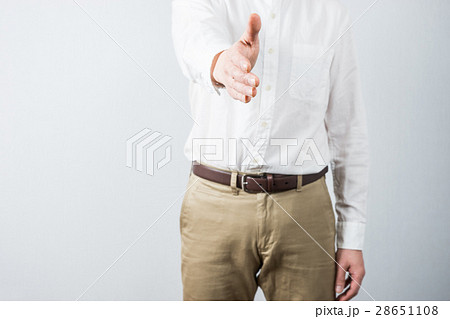 手を差し出す男性 28651108