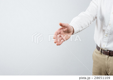 手を差し出す男性 28651109