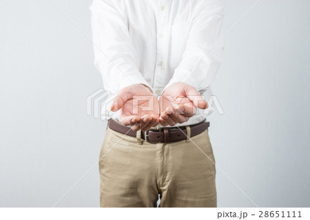 手を差し出す男性 28651111