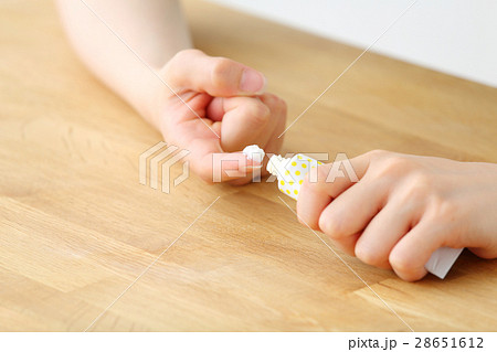 塗り薬　手元 28651612