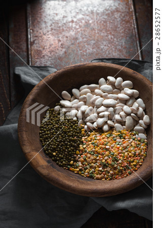 Placer green and white beans in a wooden bowl 28652577