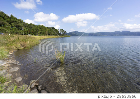 四方の山々からミネラル豊富で綺麗な水が流れ込む九州最大のカルデラ湖池田湖,天然大うなぎ生息の湖底火山 四方の山々からミネラル豊富で綺麗な水が流れ込む九州最大のカルデラ湖池田湖,天然大うなぎ生息の湖底火山 28653866