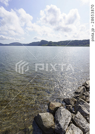 四方の山々からミネラル豊富で綺麗な水が流れ込む九州最大のカルデラ湖池田湖,天然大うなぎ生息の湖底火山 28653870