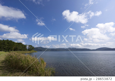 四方の山々からミネラル豊富で綺麗な水が流れ込む九州最大のカルデラ湖池田湖,天然大うなぎ生息の湖底火山 28653872