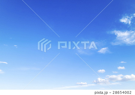 青空　空　雲　冬の空　背景　背景素材　2月　コピースペース 28654002