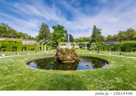 Fountain on green lawn in the Wurzburg Residence 28654496