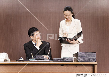 男性 ビジネス 役員 社長 秘書 オフィス ビジネスマン 管理職 ミドル 打ち合わせの写真素材