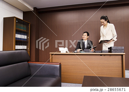 男性 ビジネス 役員 社長 秘書 オフィス ビジネスマン 管理職 ミドル 打ち合わせの写真素材