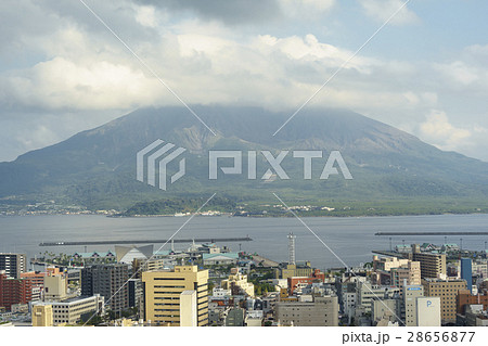 巨大噴火がつくった鹿児島の象徴シンボル雄大な桜島と美しい錦江湾,火山と都市が共生する景色 28656877