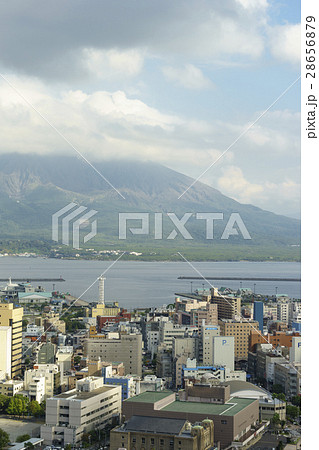 巨大噴火がつくった鹿児島の象徴シンボル雄大な桜島と美しい錦江湾,火山と都市が共生する景色 28656879