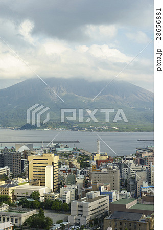 巨大噴火がつくった鹿児島の象徴シンボル雄大な桜島と美しい錦江湾,火山と都市が共生する景色 28656881