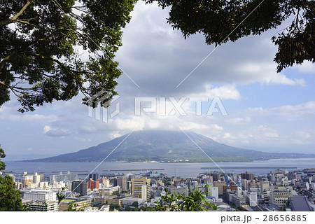 巨大噴火がつくった鹿児島の象徴シンボル雄大な桜島と美しい錦江湾,火山と都市が共生する景色 28656885