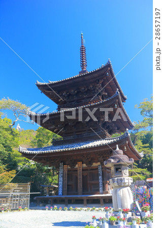 快晴の石手寺 三重塔 快晴の石手寺 三重塔 28657197