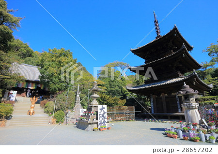 快晴の石手寺 本堂と三重塔 快晴の石手寺 本堂と三重塔 28657202