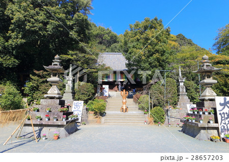 快晴の石手寺　本堂 28657203