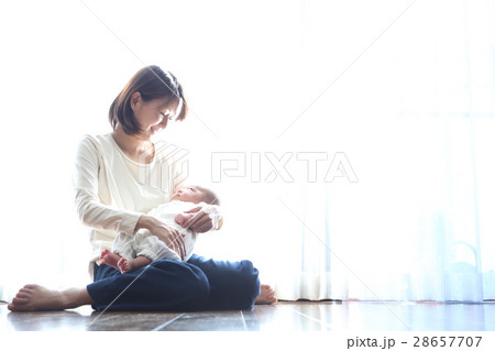 赤ちゃんを抱っこする母親 28657707