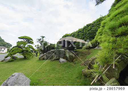 世界遺産を有する鹿児島の超目玉観光スポット「仙厳園」桜島を築山,錦江湾を池に見立てた借景庭鶴灯籠 28657969