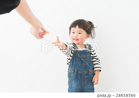 おやつをもらう子ども 28658560