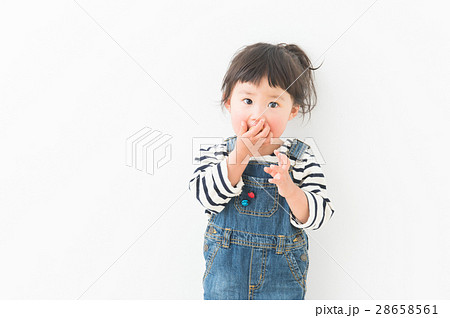 おやつを食べる子ども 28658561