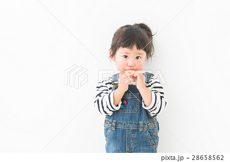 おやつを食べる子ども 28658562
