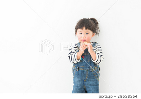 おやつを食べる子ども 28658564
