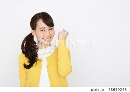 ガッツポーズをする女性 28659248