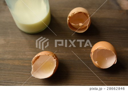 Eggshell on the wooden table Eggshell on the wooden table 28662846