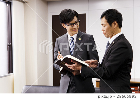 弁護士 法律事務所 弁護士事務所 男性 ビジネス 相談 打ち合わせ ミドル 弁護士 法律事務所 弁護士事務所 男性 ビジネス 相談 打ち合わせ ミドル 28665995