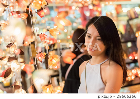 woman traveling and shopping 28666266