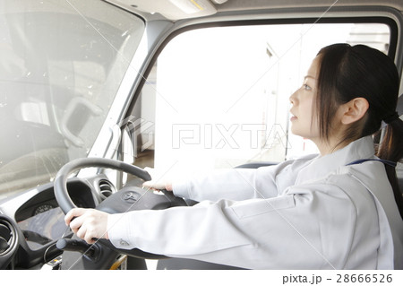 女性トラックドライバー 28666526