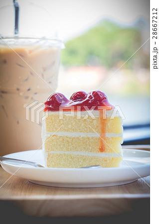Sponge cake with cherry syrup with ice coffee 28667212