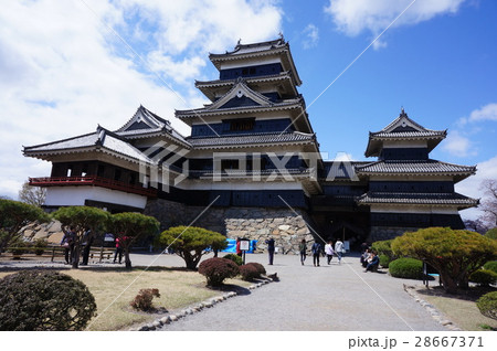 黒門から入った松本城 28667371