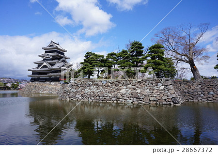 埋橋と松本城をお堀から 28667372