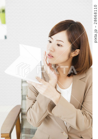 メイク 化粧 朝 女性 ビジネス 笑顔 若い女性 ビジネスマン ビューティー 可愛い ビジネスウーマ メイク 化粧 朝 女性 ビジネス 笑顔 若い女性 ビジネスマン ビューティー 可愛い ビジネスウーマ 28668110