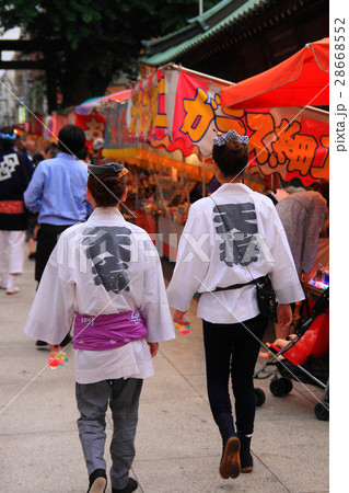 法被姿の女性と縁日の様子 28668552
