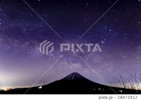 精進湖・パノラマ台から見る夏の天の川と富士山 精進湖・パノラマ台から見る夏の天の川と富士山 28672912