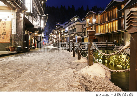 冬の銀山温泉の夜景 28673539