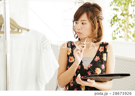 店員　女性　販売員　スタッフ　ファッション　アパレル　バイヤー 28673926