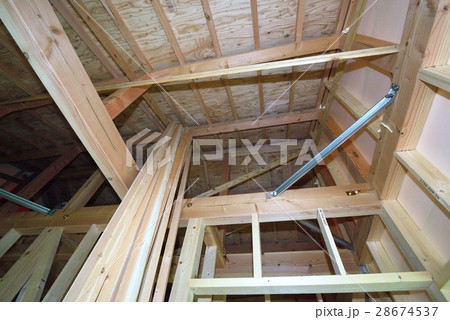 木造住宅の屋根裏　火打ち梁 28674537